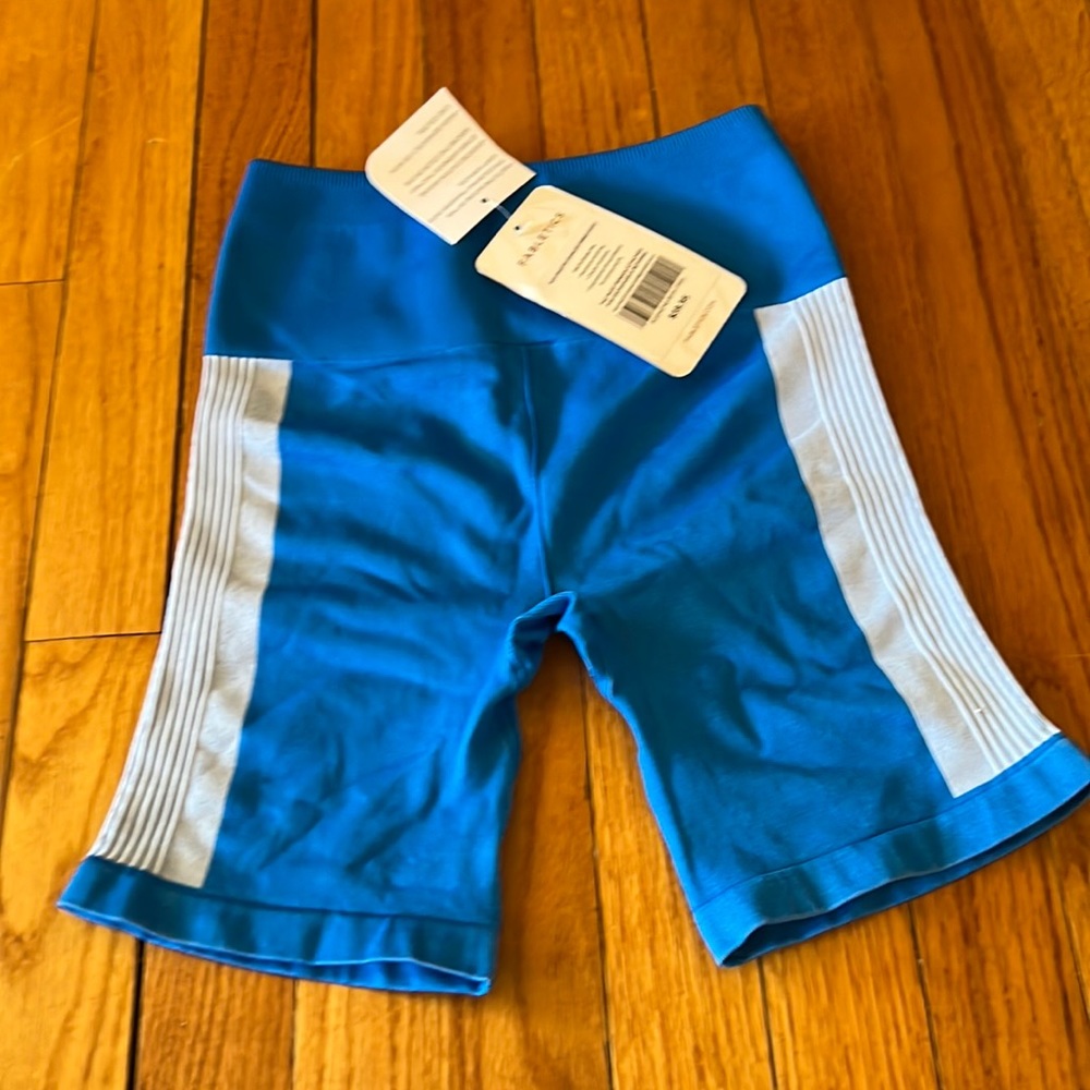 NWT Fabletics High Waisted Seamless Ribbed Short Sz XS